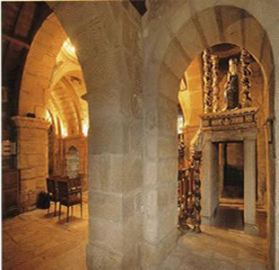 Estancias ubicadas e nel entorno del espacio cupulado dispuesto al naciente del ábside medieval