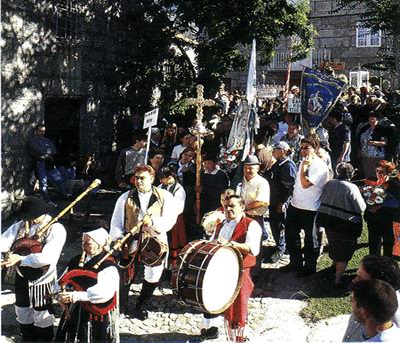 Entrada procesional de las parroquias en Pascuillas