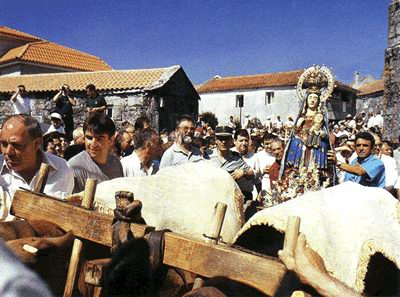 Salida procesional de la imagen de Nuestra Señora en carro de bueyes tradicional